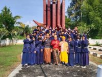 OSIS SMPN 1 Mangkutana mengadakan kunjungan ke Taman Makam Pahlawan (TMP) Maleku